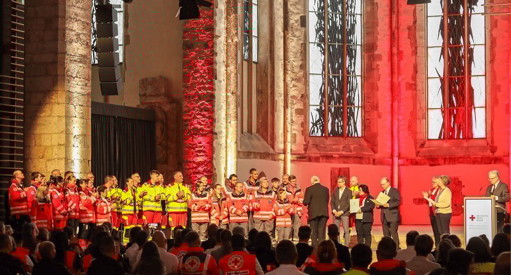 Eine große Bühne gab es in der Johanniskirche in Magdeburg für die Einsatzkräfte des Roten Kreuzes aus dem Salzlandkreis.
