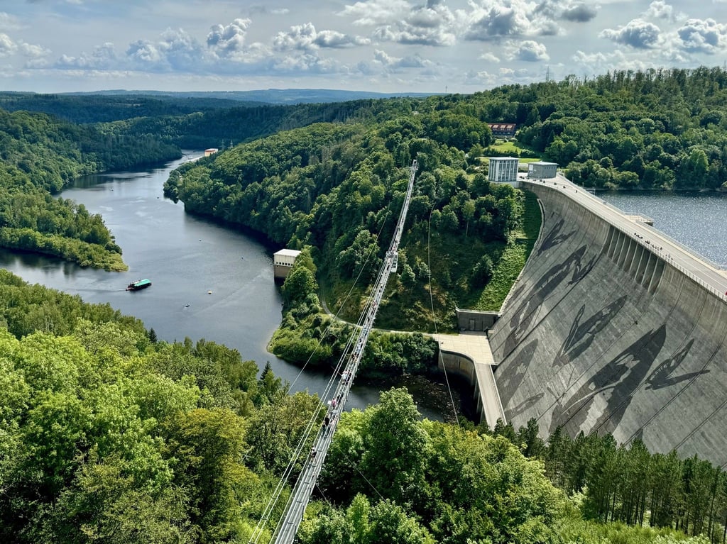 Die Rappbodetalsperre im Harz. Sie gilt als Vorzeigeprojekt der DDR. Doch begonnen wurde der Bau bereits 1938. Auf dem Kohlenberg (hinten rechts) existierten zwei Lager für Zwangsarbeiter. Eine Erinnerungsplakette soll demnächst dieses dunkle und vergessene Kapitel ins Blickfeld der Öffentlichkeit rücken.