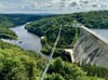 Die Rappbodetalsperre im Harz. Sie gilt als Vorzeigeprojekt der DDR. Doch begonnen wurde der Bau bereits 1938. Auf dem Kohlenberg (hinten rechts) existierten zwei Lager für Zwangsarbeiter. Eine Erinnerungsplakette soll demnächst dieses dunkle und vergessene Kapitel ins Blickfeld der Öffentlichkeit rücken. 