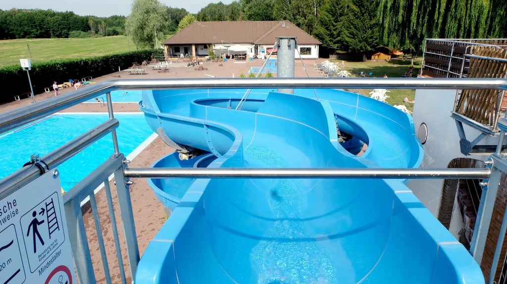 Highlight im Freibad Zahna: Die 47 Meter lange Wasserrutsche.