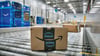 Ein Amazon-Paket auf einem Förderband in einer Zustellstation des Logistikers, der in Deutschland kräftig Jobs aufbaut und stark investiert.