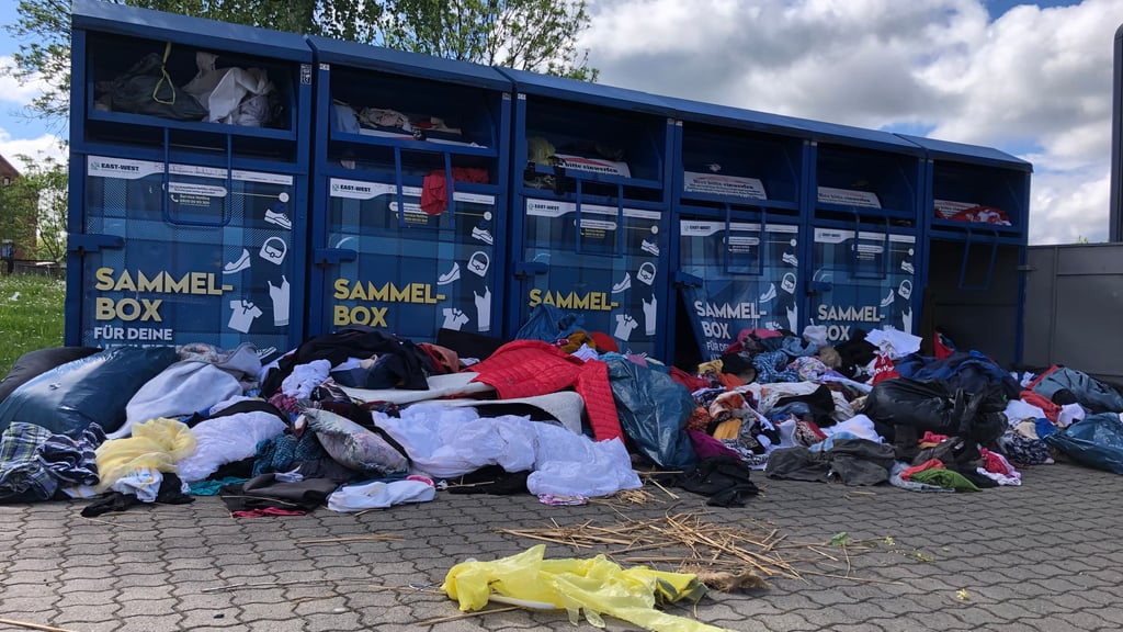 Überfüllte Container, Textilberge davor: Sammelcontainer für Kleiderspenden am Gernröder Weg in Quedlinburg. Eine Anfrage an den Eigentümer der Container blieb unbeantwortet.
