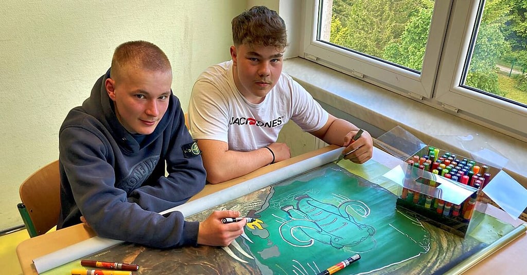 Maxi und Tom (16 und 15, von links) haben die Höhlenmalerei eines Mammuts analysiert und ihre Erkenntnis auf das dazugehörige Rollposter gemalt.