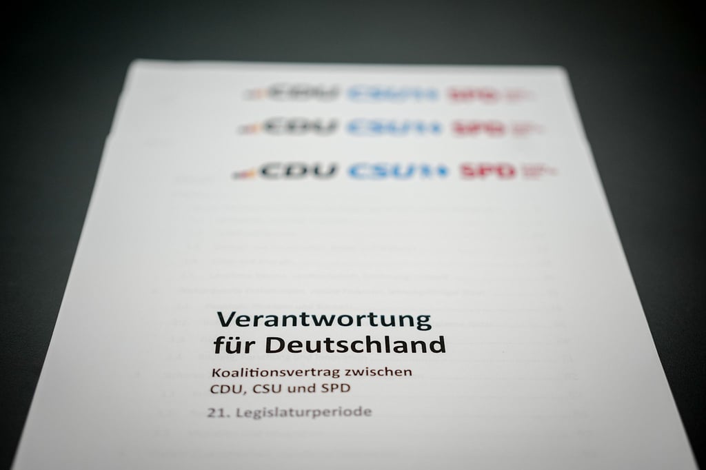 Statt in schlichtem weiß wie im Original ist Magazinversion des Koalitionsvertrages mit Pastelltönen unterlegt. (Archivbild)