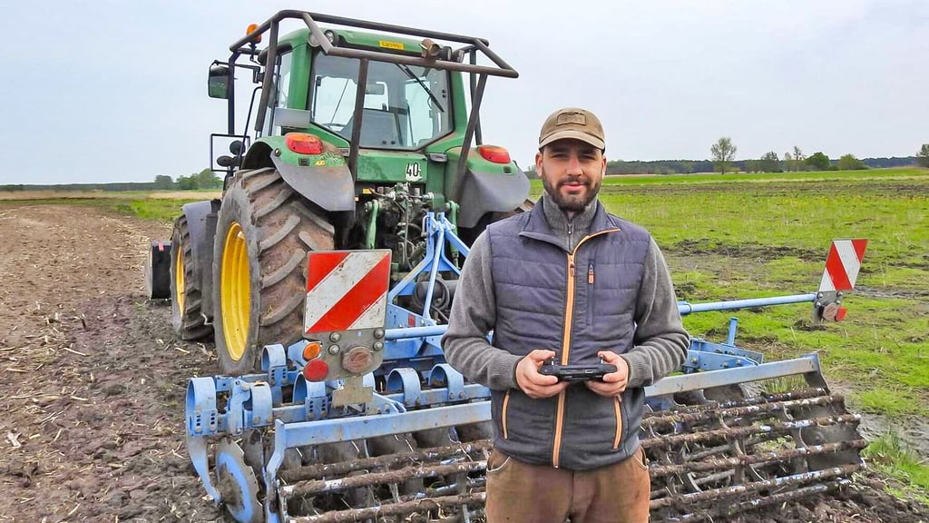 Yannick Wachholz vom Naturhof in Damerow hat sich der Tierrettung mit Drohne in der Landwirtschaft verschrieben. Er sucht die Felder vor dem Grubbern nach Eiern von Bodenbrütern und nach Junghasen ab.
