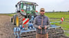 Yannick Wachholz vom Naturhof  in Damerow hat sich der Tierrettung mit Drohne in der Landwirtschaft verschrieben. Er sucht die Felder vor dem Grubbern nach Eiern von Bodenbrütern und nach Junghasen ab.