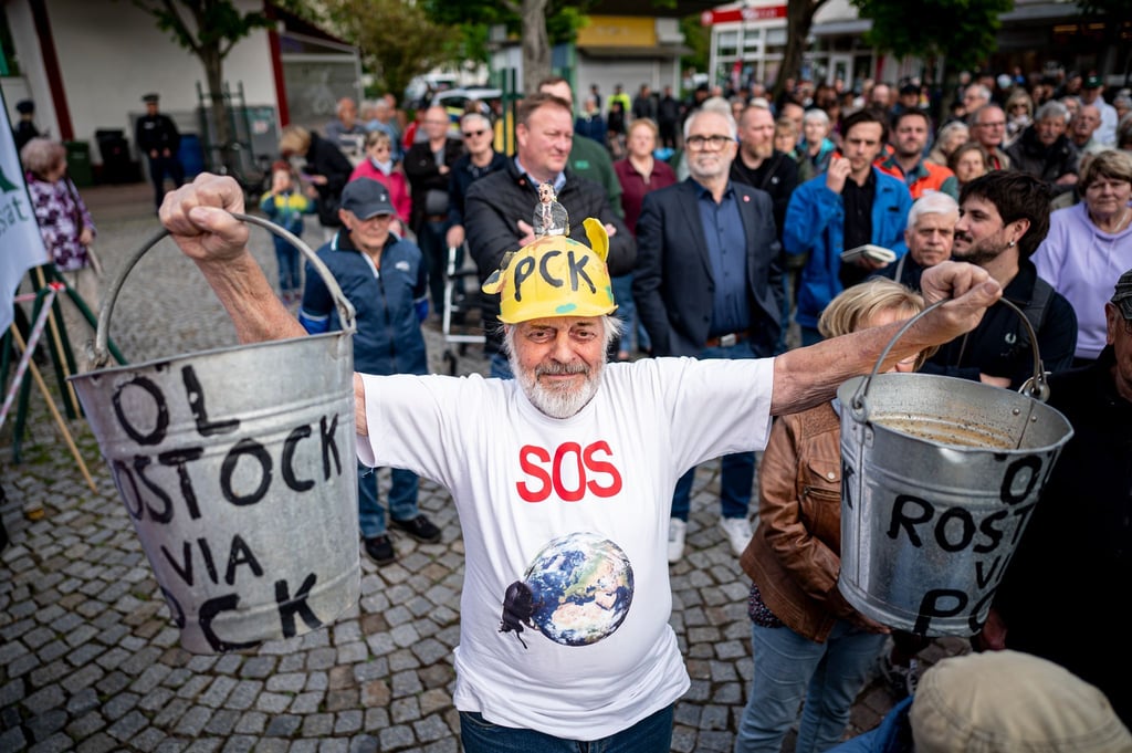 Ein Demonstrant sendet symbolisch „SOS“ und ruft zur Zukunftssicherung der Ölraffinerie PCK in Schwedt auf.