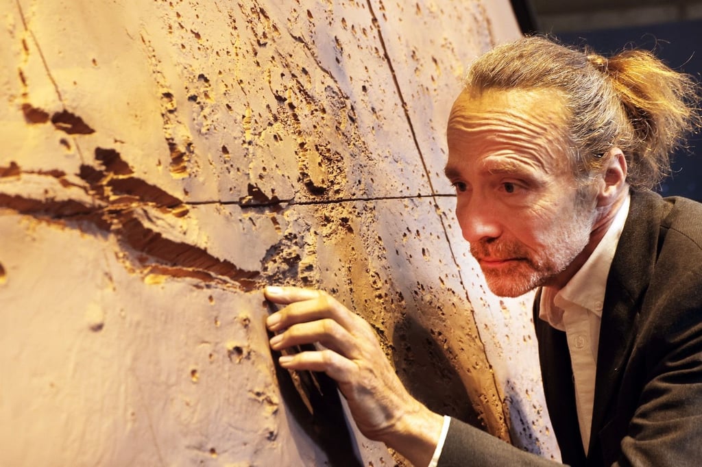 Der Künstler Steffen O. Rumpf hat das Relief des Mars für Halles Planetarium nach exakten Daten der Nasa geschaffen.