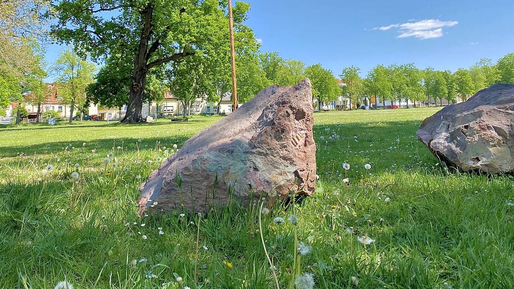 70 solcher Steine wurden rings um die Masche platziert.