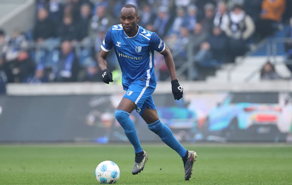 Silas Gnaka stand in seinem Jubiläumsspiel neben den Schuhen.