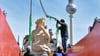 Die ersten Balustradenfiguren wurden vor dem Humboldt Forum abgesetzt.