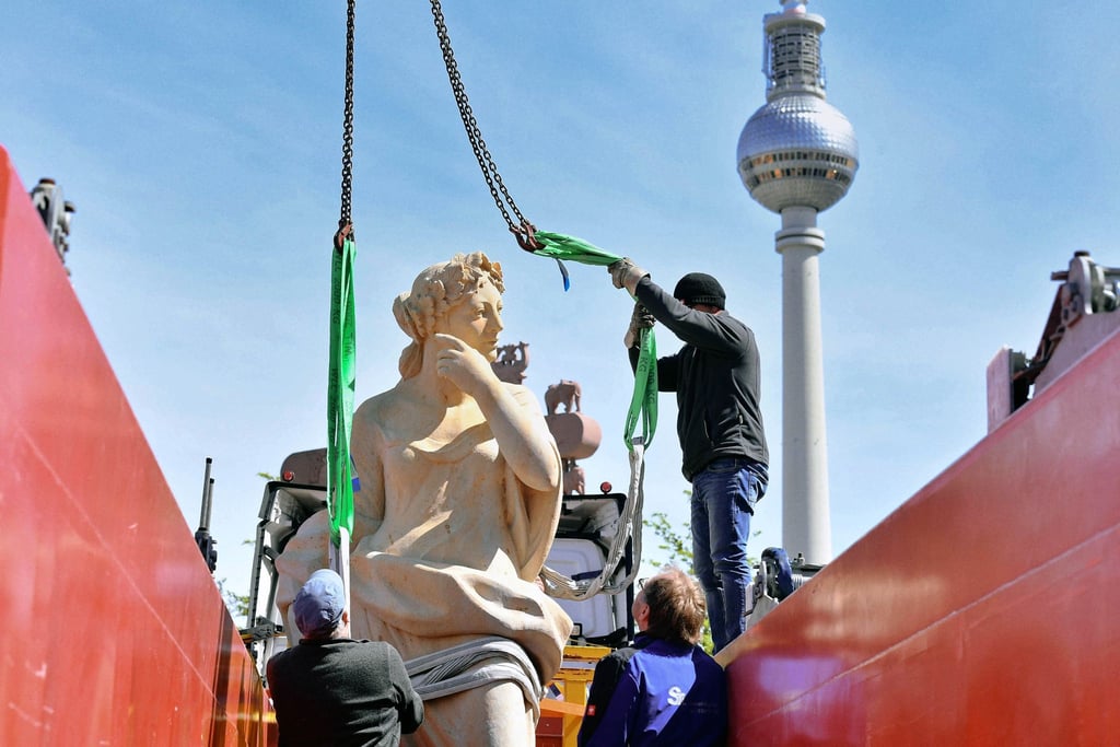 Die ersten Balustradenfiguren wurden vor dem Humboldt Forum abgesetzt.