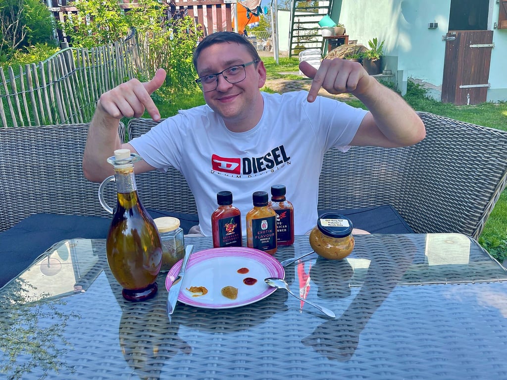 Marcel Wünsch aus Dehlitz stellt verschiedene Saucen, Öle und Brotaufstriche aus selbst angebauten Chilischoten her.