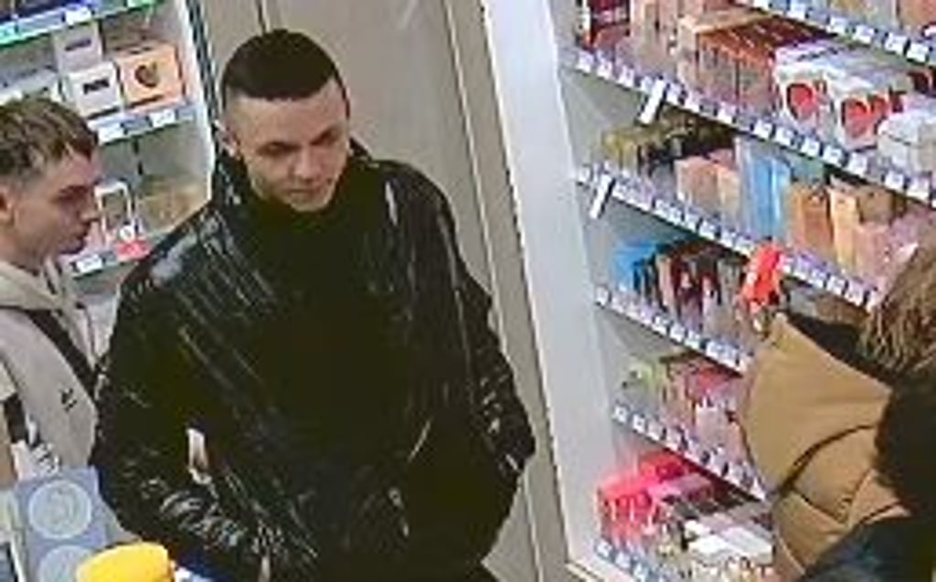 Jetzt sucht die Polizei sie mit den Aufnahmen aus der Überwachungskamera.