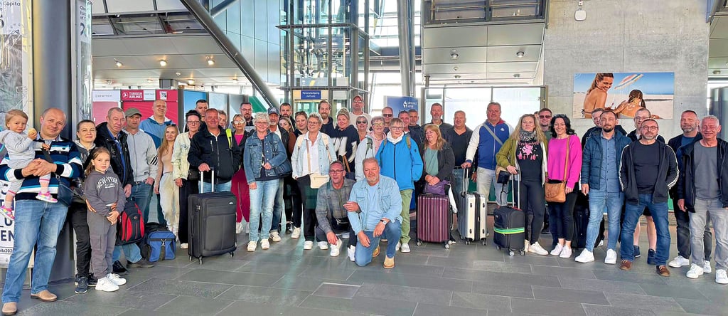 Das Team von H&L Montagebau aus Bad Dürrenberg samt Partnerinnen der Mitarbeiter am Dienstag vor dem Abflug am Flughafen Leipzig/Halle