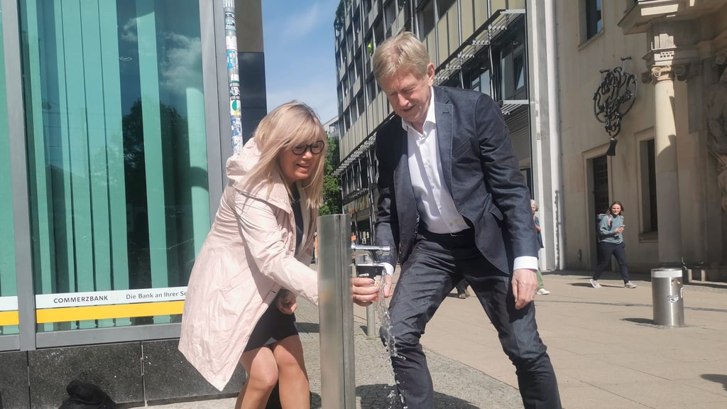 Magdeburgs Oberbürgermeisterin Simone Borris und Getec-Chef Karl Gerhold den ersten von insgesamt 13 neuen Trinkwasserspendern in der Landeshauptstadt ein.