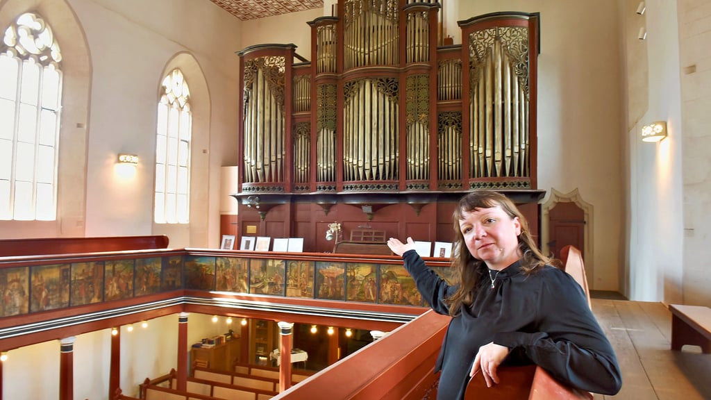 Pfarrerin Christin Schulze-Gerlach weiß, rein optisch macht die Orgel in der Kirche St. Georg in Mansfeld noch einen guten Eindruck. Aber die Technik muss überholt werden.
