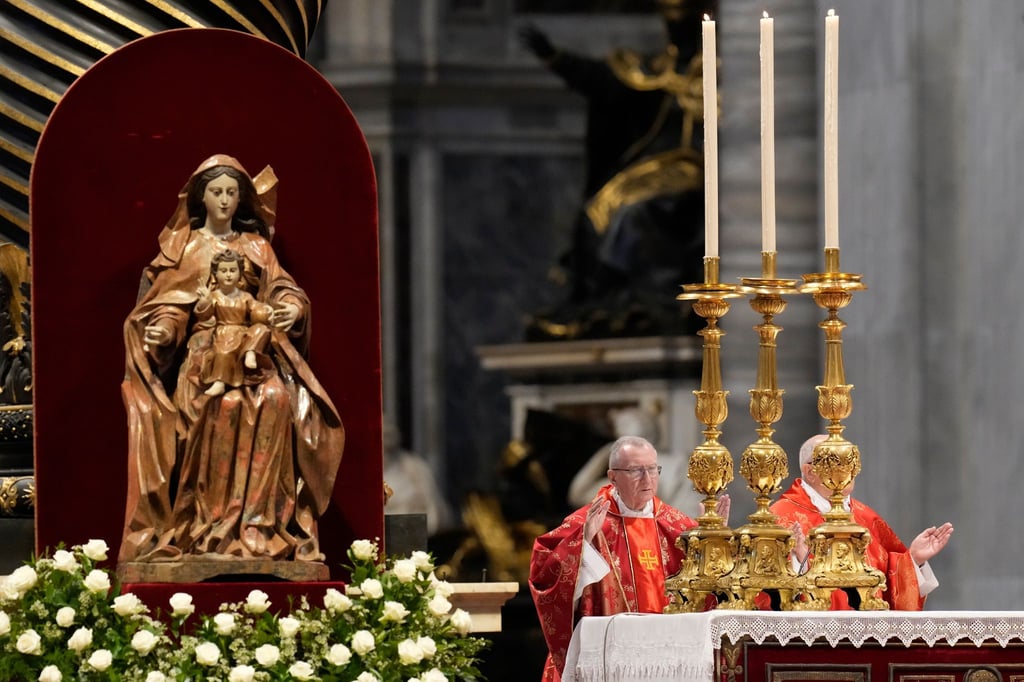Kardinal Pietro Parolin (l) zelebriert die Abschlussmesse der Kardinäle im Petersdom vor dem Konklave.