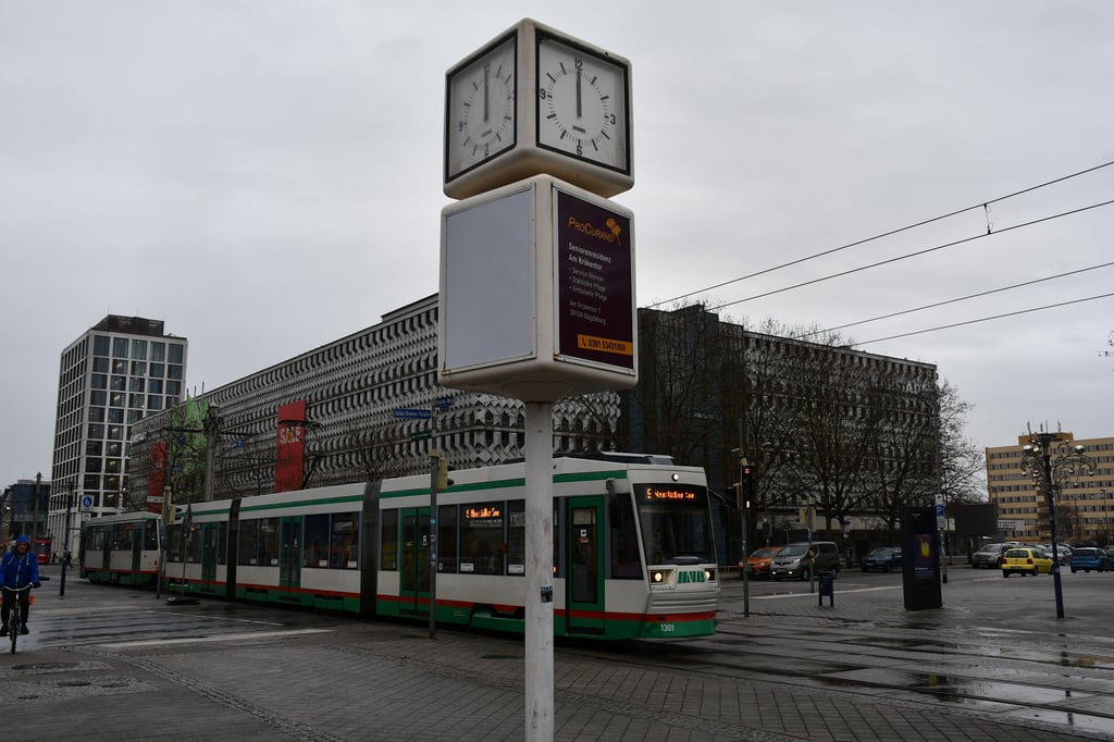 Eine öffentliche Standuhr wie diese im Breiten Weg wird in Magdeburg vermisst.
