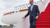Der neue Bundeskanzler ist zu seinem ersten Besuch im Ausland in Paris eingetroffen.