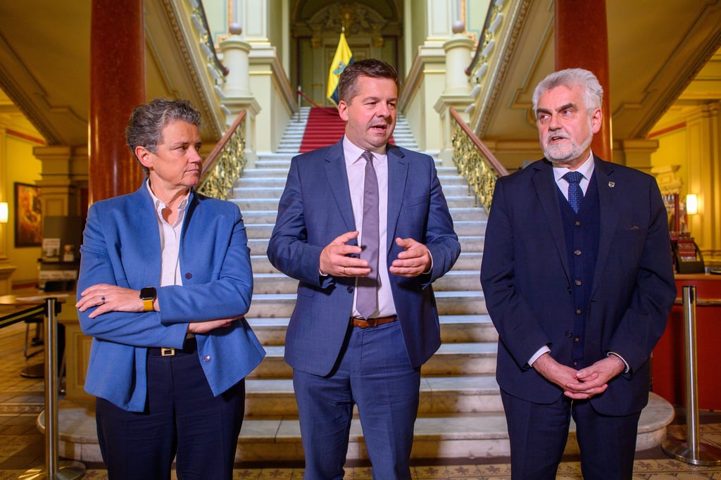 Nach langen Beratungen verkünden sie den Konsens: FDP-Landeschefin Lydia Hüskens, CDU-Landesvorsitzender Sven Schulze sowie SPD-Verhandler und Umweltminister Armin Willingmann