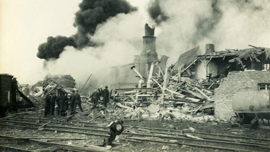 Löscharbeiten in Salzwedel nach dem Bombenangriff im Februar 1945 auf den Salzwedeler Bahnhof.