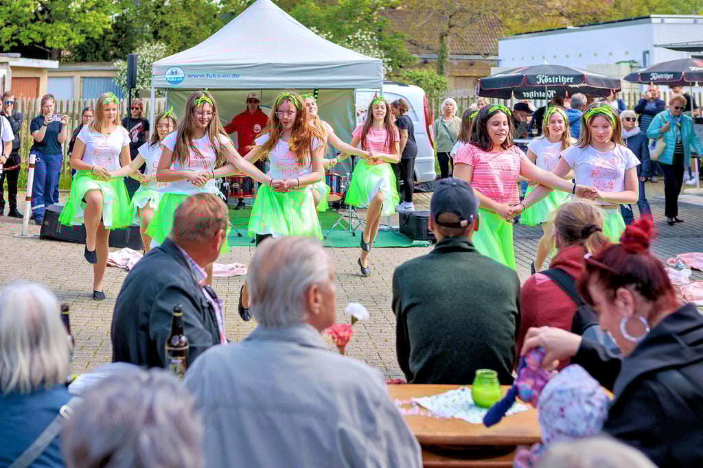 Die Zeitzer Sternschnuppen traten am Dienstag zur Freude der Gäste zum Frühlingsfest der Wohnungsgenossenschaft 1. Mai auf.