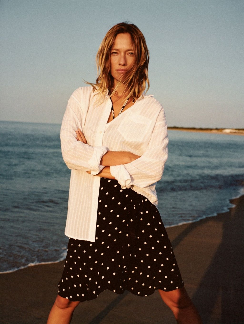 Lässig wird Polka-Dot-Look bei Gant in Kombination mit einer weiten Hemdbluse (Rock ca. 150 Euro, Bluse ca. 130 Euro).