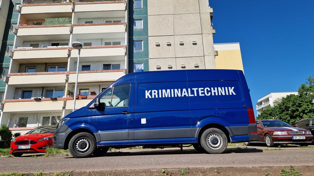 Die Kriminaltechnik der Polizei war nach dem Brand in Heide-Nord in Halle im Einsatz.