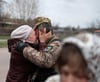 Ein Abschied unter Tränen: Der Angriffskrieg Russlands auf die Ukraine hat seit Beginn 2022 viele Familien zerrissen und tausende Opfer gefordert. Dieser Krieg ist es, der auch junge Sachsen-Anhalter mit Sorge in die Zukunft blicken lässt. 80 Jahre nach Weltkriegsende rücken Tod und Verteibung für sie wieder näher.