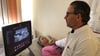 Chefarzt Dr. Elias Karakas bei einer Kontrolluntersuchung von Patientin Viola Korff. Sie ist als erste am Harzklinikum - und in Sachsen-Anhalt - unter Nutzung des TOETVA-Verfahrens operiert worden.