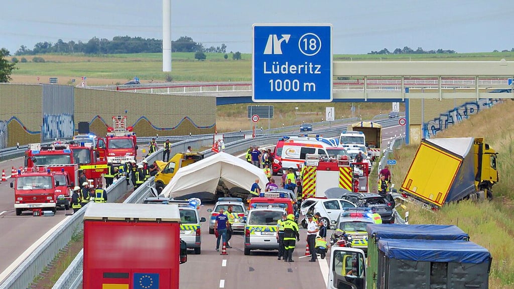Bei einem schweren Verkehrsunfall am 16. August 2024 sind drei Menschen ums Leben gekommen. Ein Lkw ist auf ein Stauende aufgefahren.