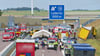 Bei einem schweren Verkehrsunfall am 16. August 2024 sind drei Menschen ums Leben gekommen. Ein Lkw ist auf ein Stauende aufgefahren.