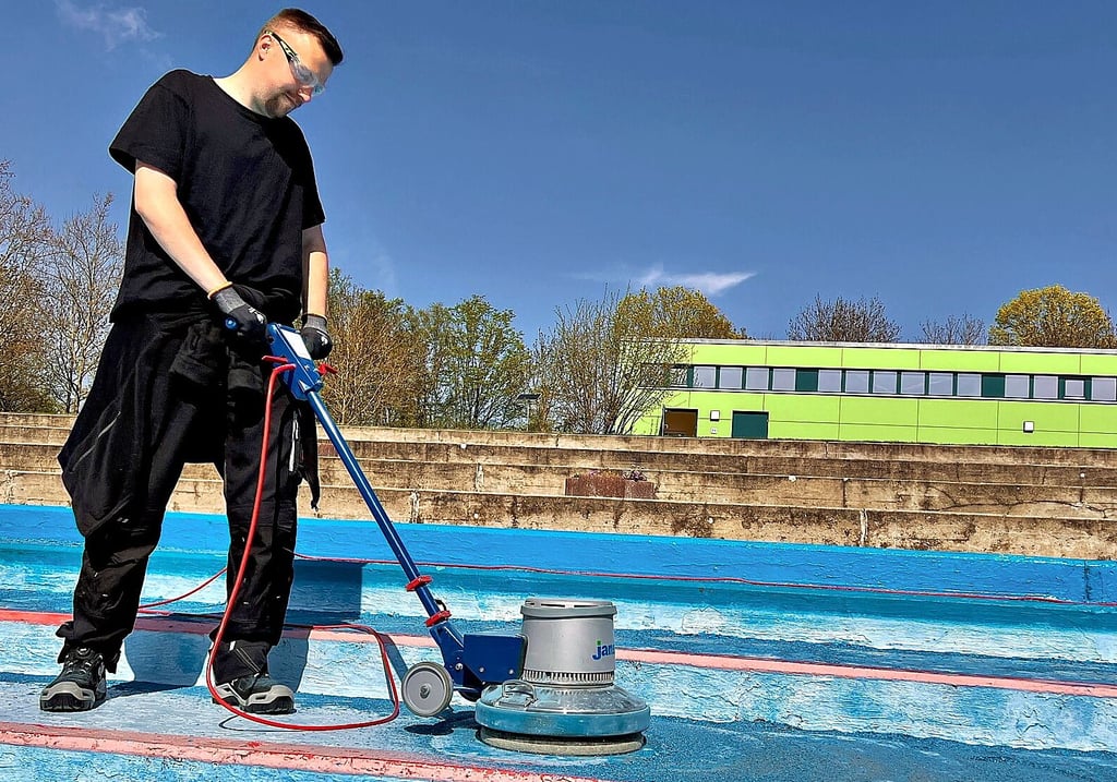 Fällt der Saisonstart im Nienburger Freibad in diesem Jahr buchstäblich ins Wasser? Wegen fehlender finanzieller Mittel sollen nun jedenfalls alle vorbereitenden Maßnahmen gestoppt werden.