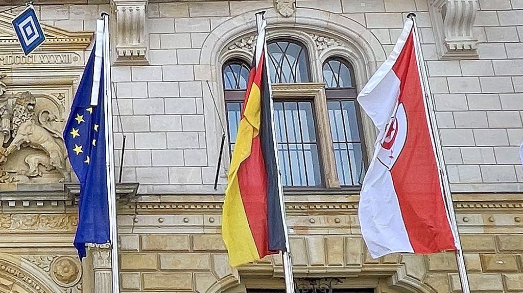 Wenn der Stadtrat dem AfD-Antrag zustimmt, sollen bald an allen städtischen Gebäuden Flaggen wehen, wie hier vor dem Stadthaus.