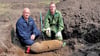 Diese Entschärfung 2017 ist Udo Theilemann  (l.) in Erinnerung geblieben: Ein Bauer stößt beim Pflügen auf eine Weltkriegsbombe – zwischen Dölkau und Zweimen im Saalekreis. Entschärfer Theilemann erklärt, warum der Landwirt unfassbares Glück hatte und wo die größten Gefahrenzonen liegen.
