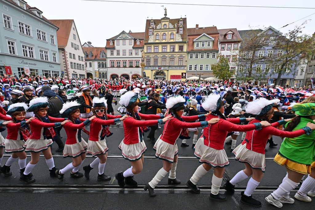 Für die Organisatoren der Thüringer Karnevalsumzüge werden Kosten und Auflagen für Sicherheitsvorkehrungen zunehmend zum Problem. Ein runder Tisch soll nun Lösungen bringen. (Archivfoto)