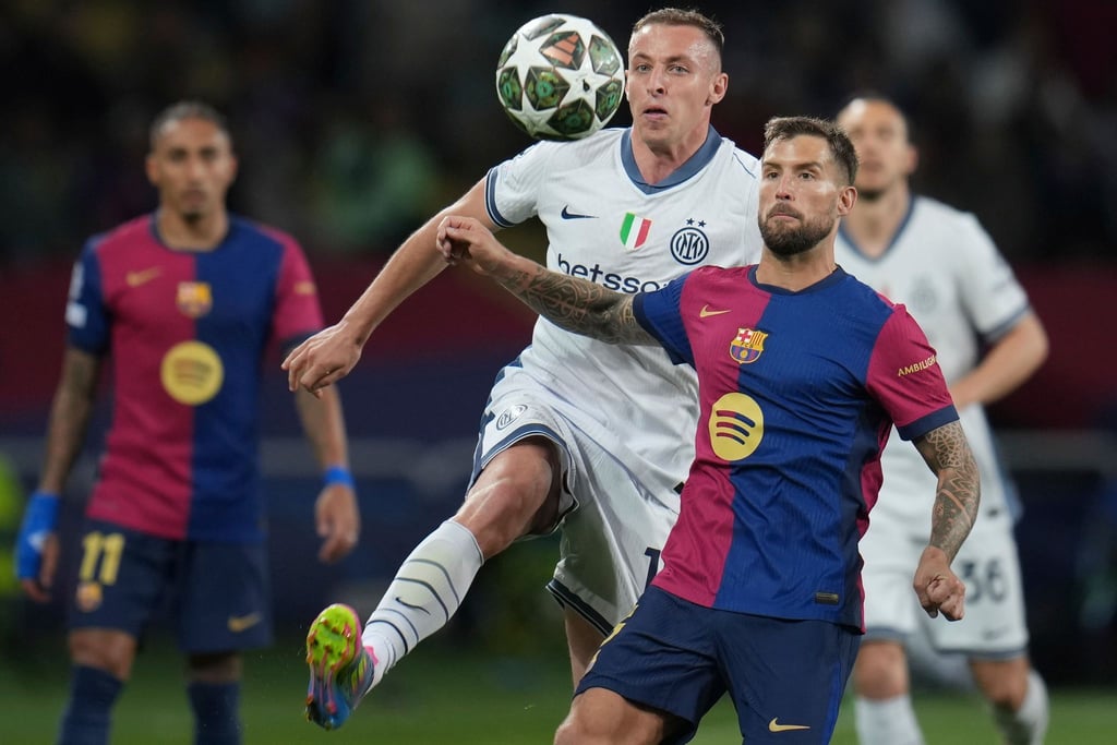 Iñigo Martínez (r) vom FC Barcelona hat eine Spuckattacke nach dem Rückspiel gegen Inter bestritten.