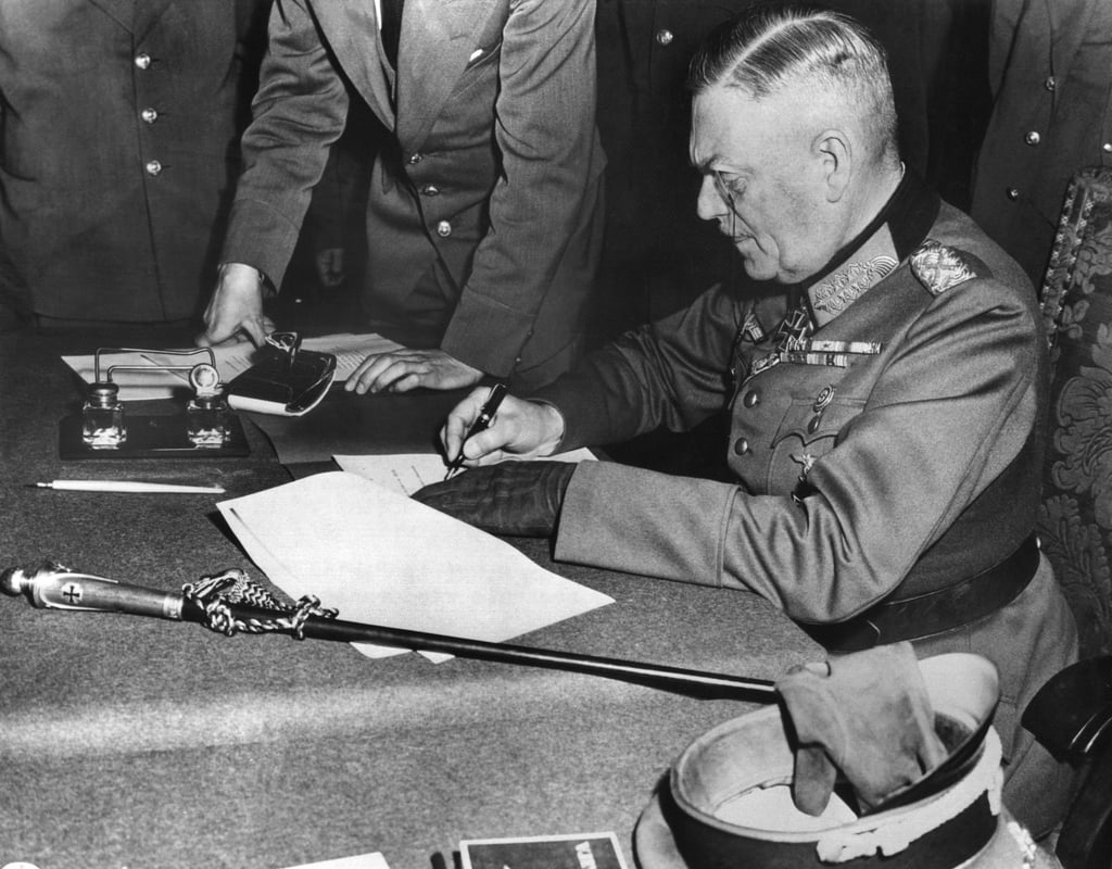 Der Oberkommandierende der Wehrmacht unterschreibt die Kapitulationserklärung kurz nach Mitternacht am 9. Mai 1945. Sie gilt rückwirkend ab 8. Mai. (Archivbild)
