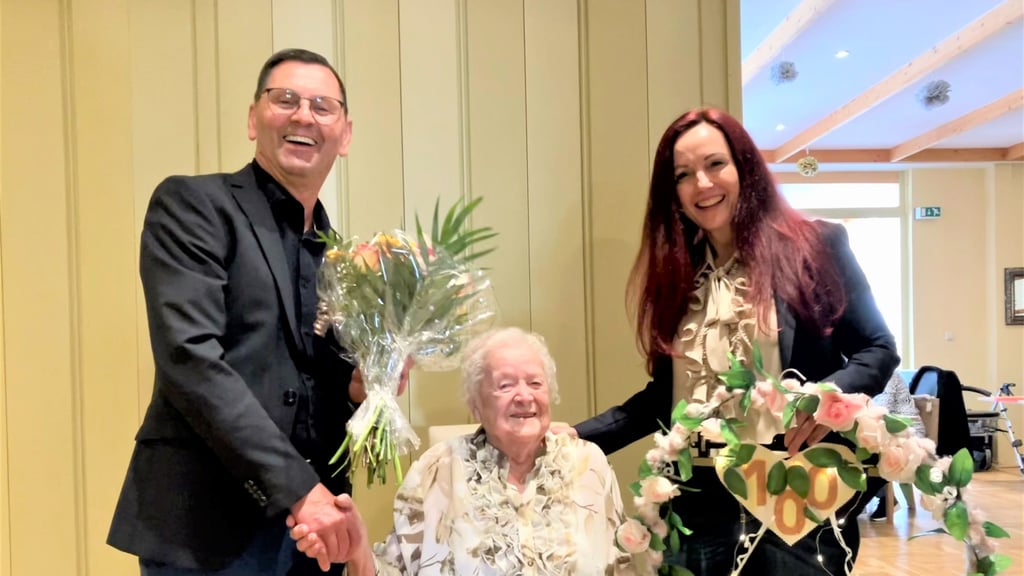 „Ich bin mit jedem gut Freund“, sagt Erna Schilling, die ihren 100. Geburtstag gefeiert hat. Dazu waren viele Gäste gekommen. Ein wenig Abseits vom Geburtstagstrubel gratulierten auch Wolfgang Kurch (links) und Sandra Roloff-Schröter (rechts) der Allröderin.