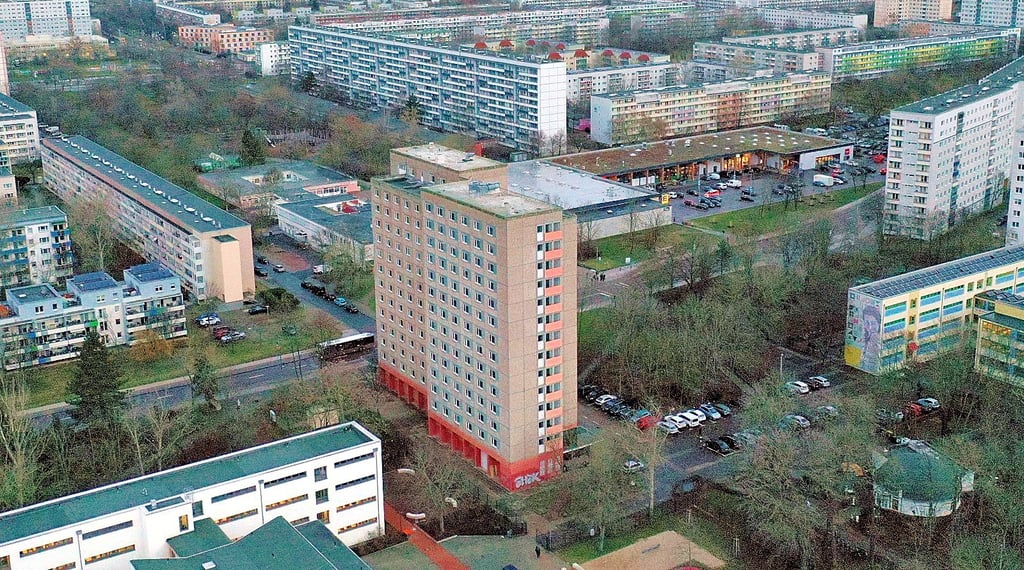 Das Hochhaus in der Richard-Paulick-Straße 13 soll dem neuen Bildungscampus weichen. Zumindest der Sockel soll aber erhalten bleiben.