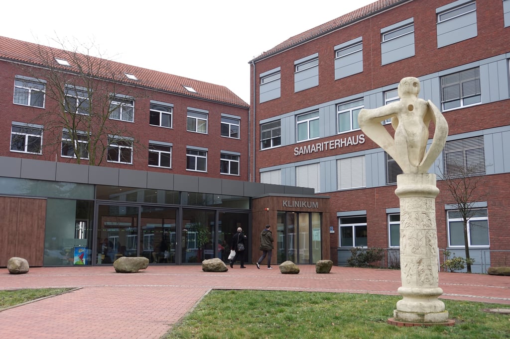 Blick auf den Eingang des Klinikums der Pfeifferschen Stiftungen in Magdeburg-Cracau.
