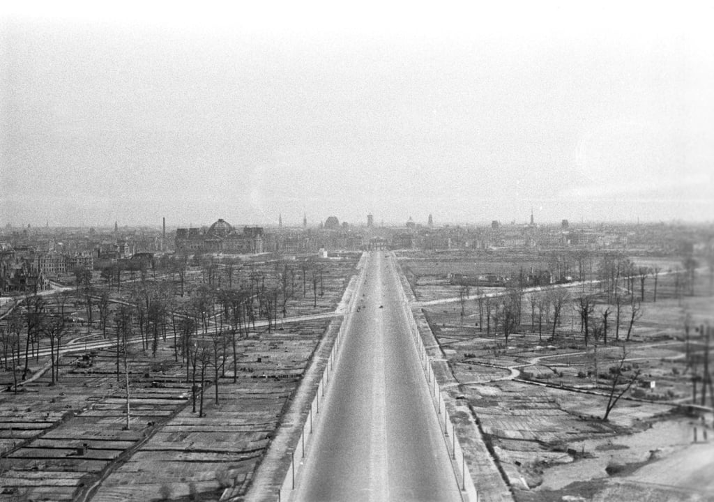 Der vom NS-Staat begonnene Weltkrieg hat nicht nur Berlin in weiten Teilen zerstört. (Archivbild)