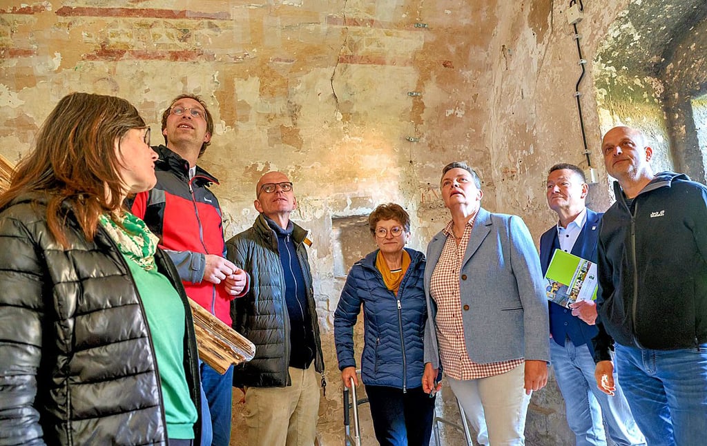 Der Schatz im Chorturm: Während einer Besichtigung anlässlich der Übergabe des Fördermittelbescheids wurden die historischen Malereien im Eingangsbereich in Augenschein genommen.