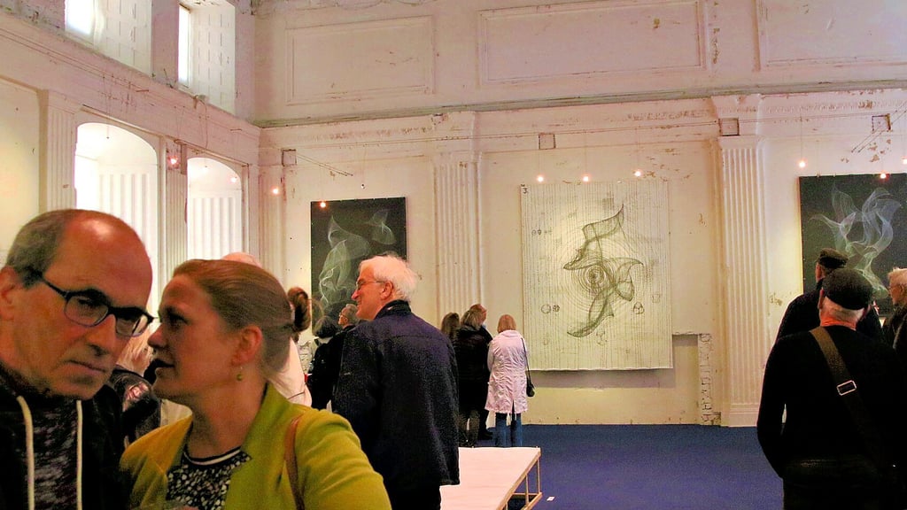 Die großformatigen Zeichnungen fügen sich organisch in die Kunsthalle ein.