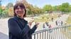 Schulleiterin Jessika Hellge zeigt auf die Fläche des Schulhofs, auf der das Haus der Gewerke entstehen soll.