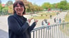 Schulleiterin Jessika Hellge zeigt auf die Fläche des Schulhofs, auf der das Haus der Gewerke entstehen soll.