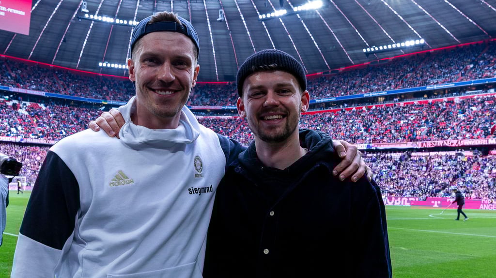 Andreas Obst (l.) und Maximilian Rippel bei einem Spiel der Fußballer des FC BAyern.