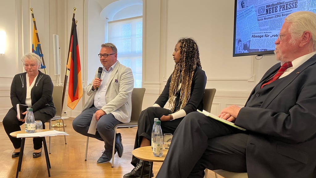 Im Dialog: Die erste Vorsitzende der Stadtverordnetenversammlung Gisela Bevier, Moderator Maik Reichel, die ehemalige Weißenfelser Schülerin Mariam Ghebregergis und Lothar Tautz, Moderator am Weißenfelser Runden Tisch (von links).