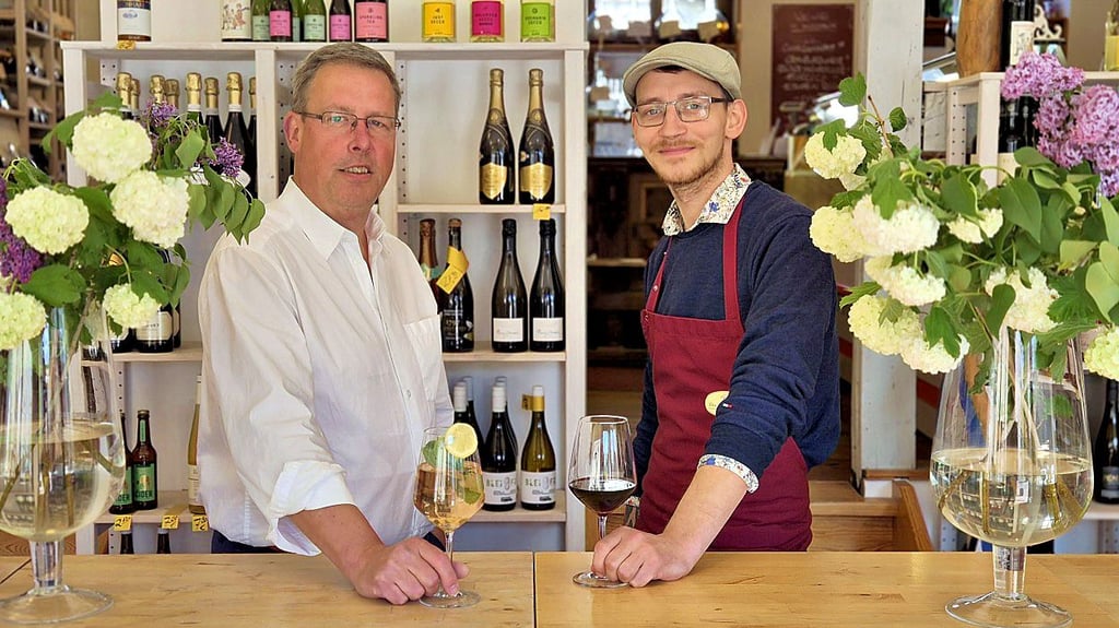 Christian Frankenberg (links), Inhaber des Olivenbaums in Stendal, und Mitarbeiter Mario Reichenbach wollen den Marktplatz mit mehr Leben füllen.